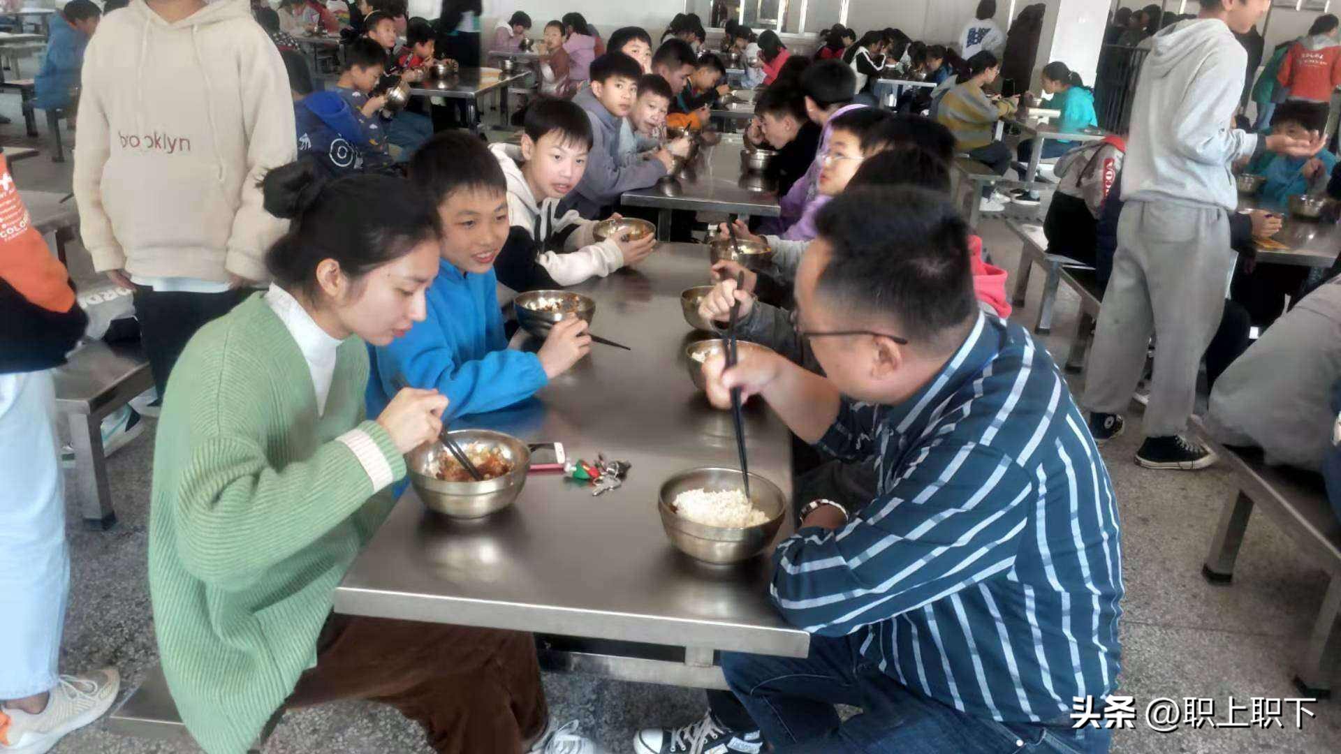 湖南邵阳夫妇在乡场镇给老人拍照月入过万，农村创业有五个风口