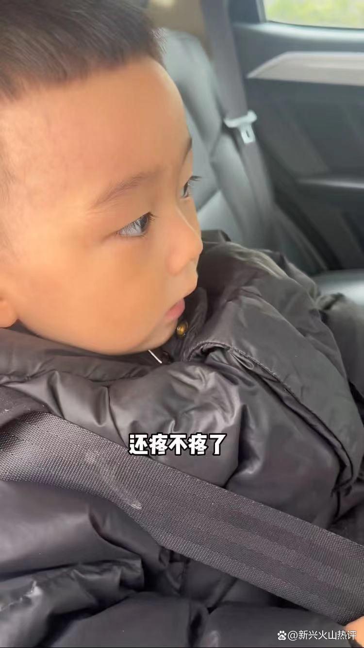 男童玩钳子不慎被夹伤上厕所,孩子满身被钳子夹伤