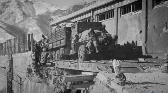 为何尘封72年?徐克发挥什么特长?美军死去士兵那瓶酒有何隐喻?