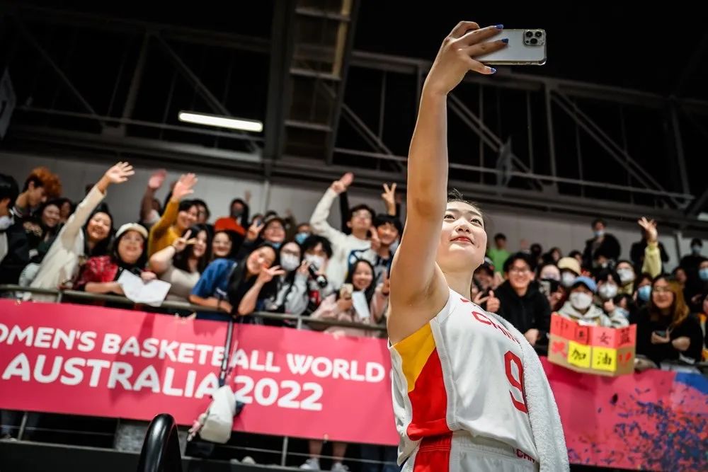 李梦：16岁差点退役，母亲患癌，父亲尿毒症，如今撑起女篮一片天