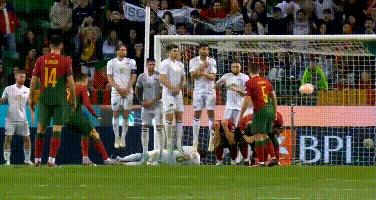 2019欧足联颁奖梅西c罗对话完整版,梅西任意球踢到c罗