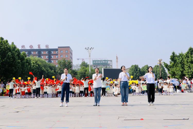 幼儿园亲子运动会主题大手牵小手,小手拉大手运动会