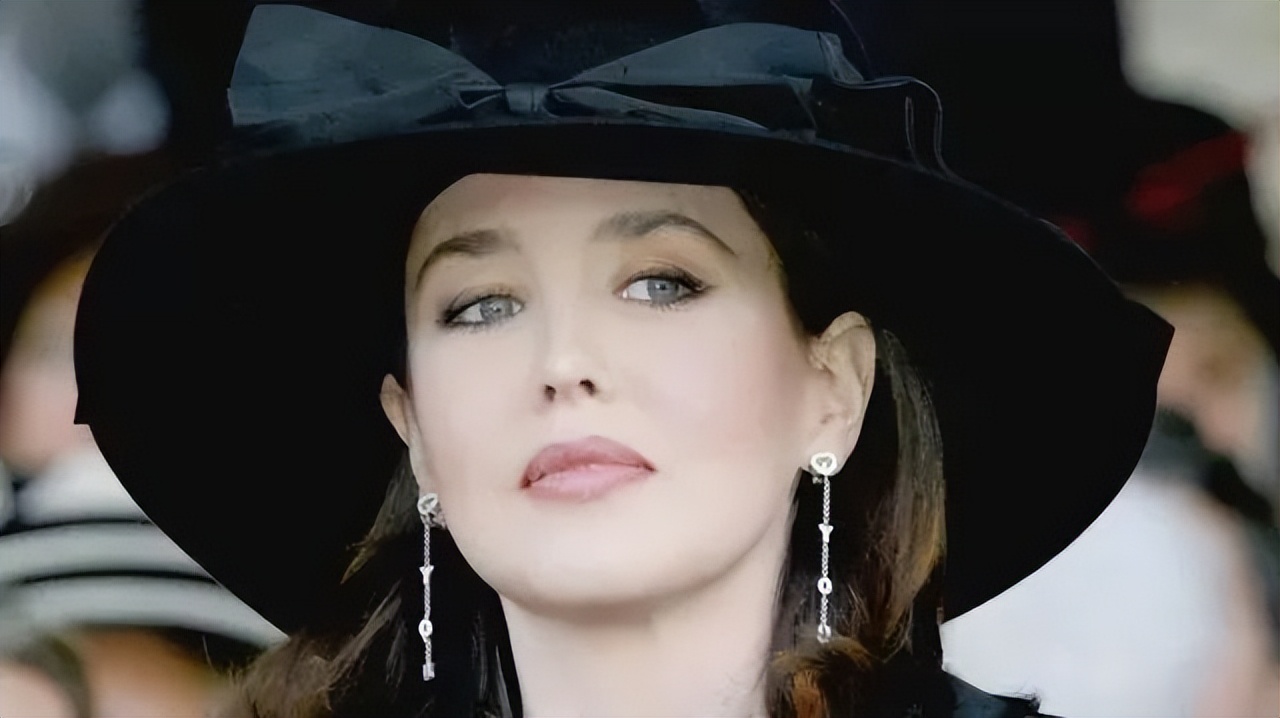 娶了巩俐的雅尔，曾有个漂亮的未婚妻，对方正是法国女神阿佳妮