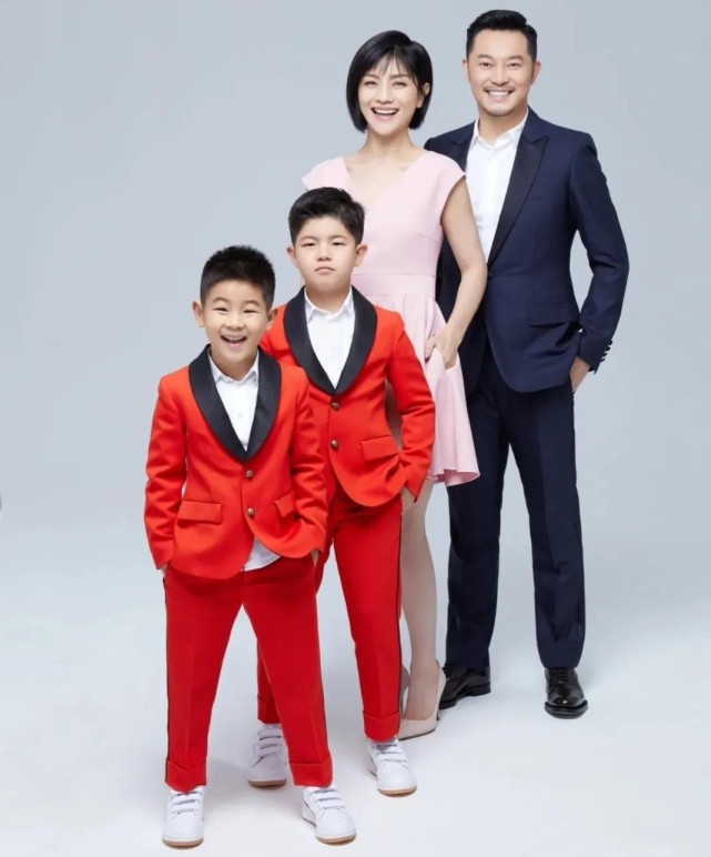 沙溢胡可全家福曝光！夫妻同框似父女，9岁儿子胖到认不出恐长残