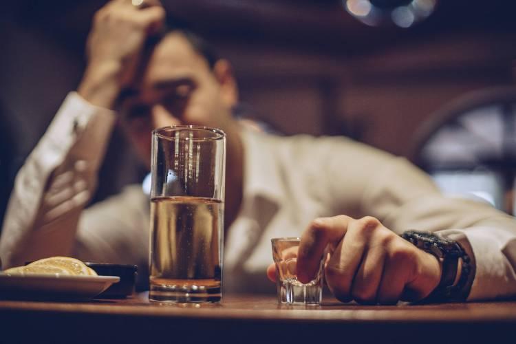 吃晚饭喝点白酒对身体有伤害吗,晚餐喝白酒对身体有什么好处