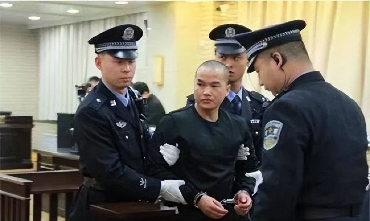 13岁少年目睹生母被打死，22年后为父亲赚够养老费，杀三人*仇报**