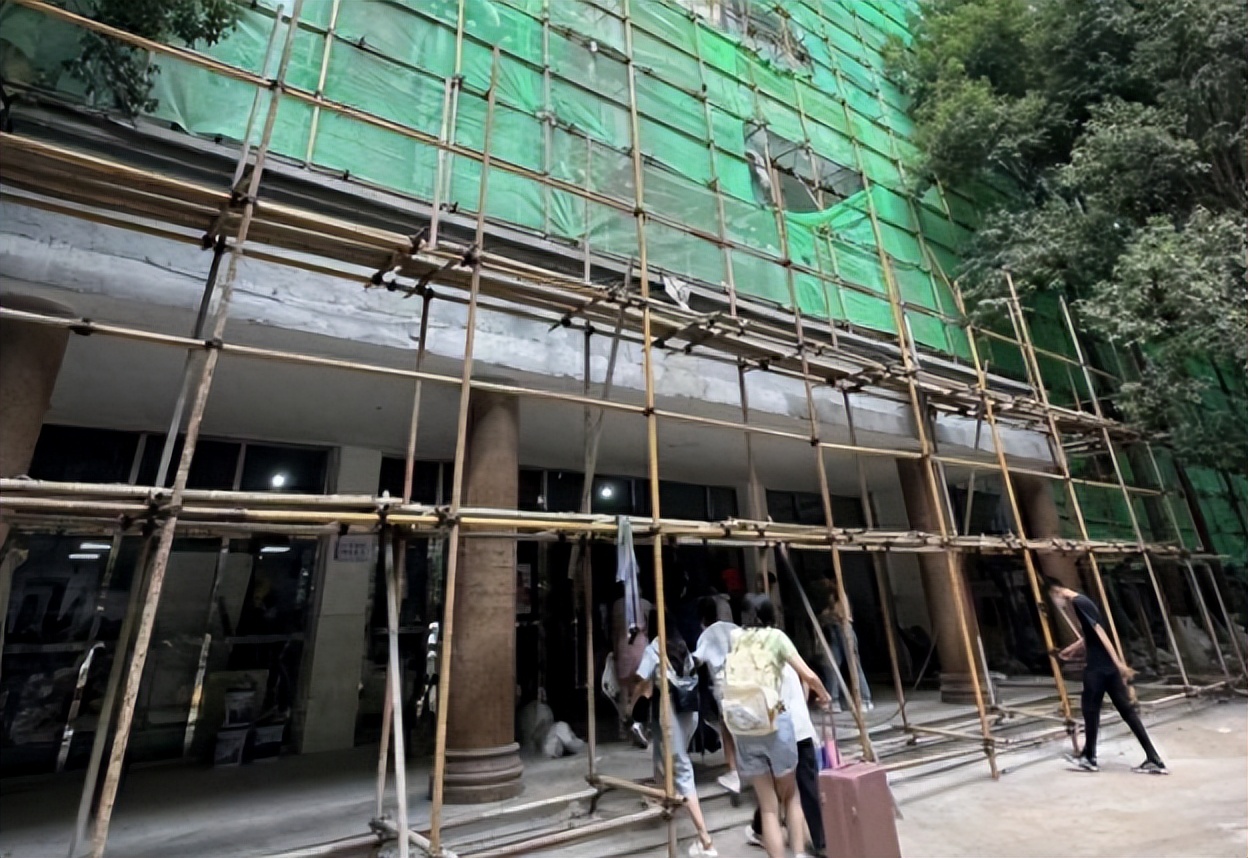 学校饭菜太差家长怎么吐槽,家长吐槽高校让学生住未完工宿舍