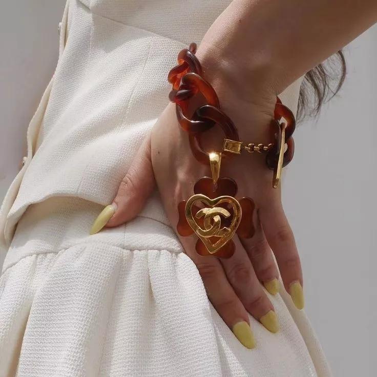 看完了Chanel富贵儿玳瑁，我默默放下了手中的皮质金链...