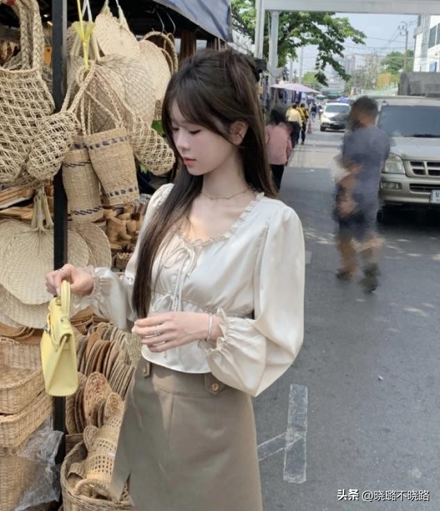 比t恤清凉比衬衫撩人,比t恤更高级减龄的是什么穿搭