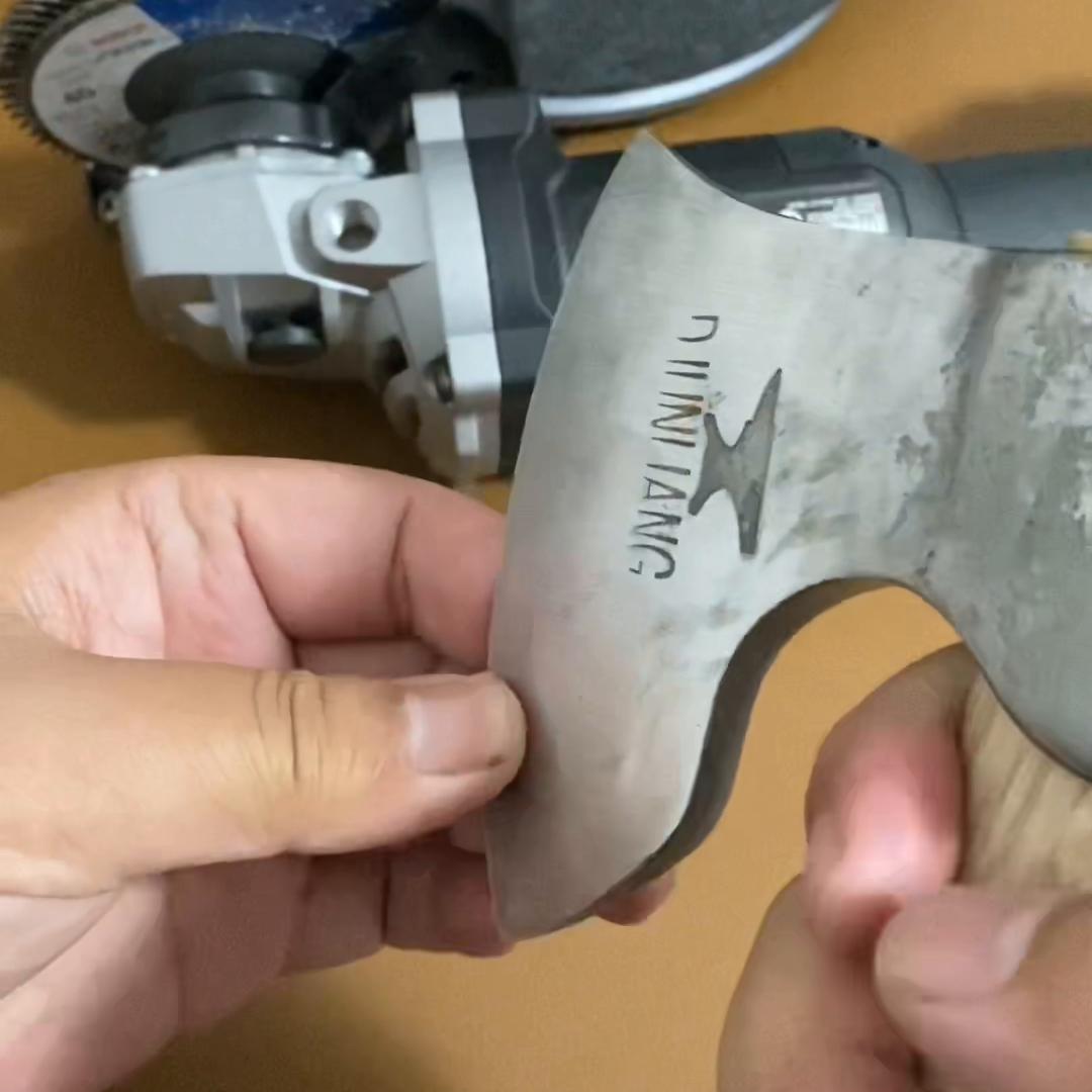 角磨机打磨斧子,角磨机打磨砍柴刀