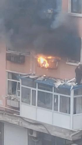 大庆火灾事件,大庆居民楼起火1人抢救无效死亡