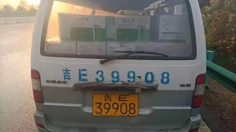 减量控面包车违规载货,交警严查违规载货