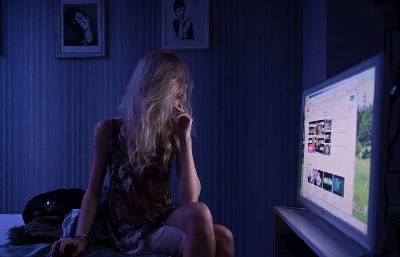 自己在家浏览黄色网站是个人行为还是违法行为