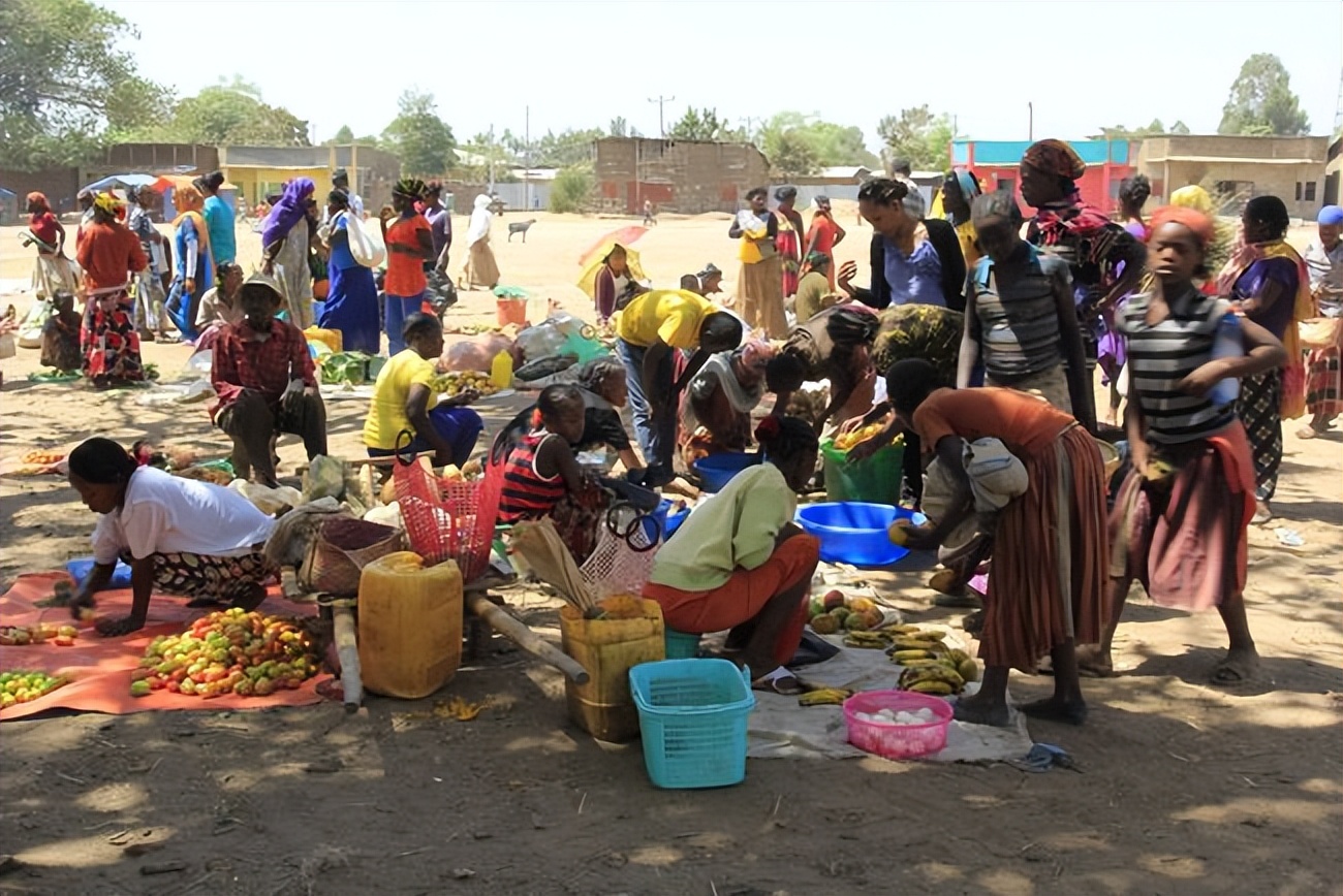 网友在非洲打工，黑人女性喜欢用头顶塑料桶买菜，火柴非常流行