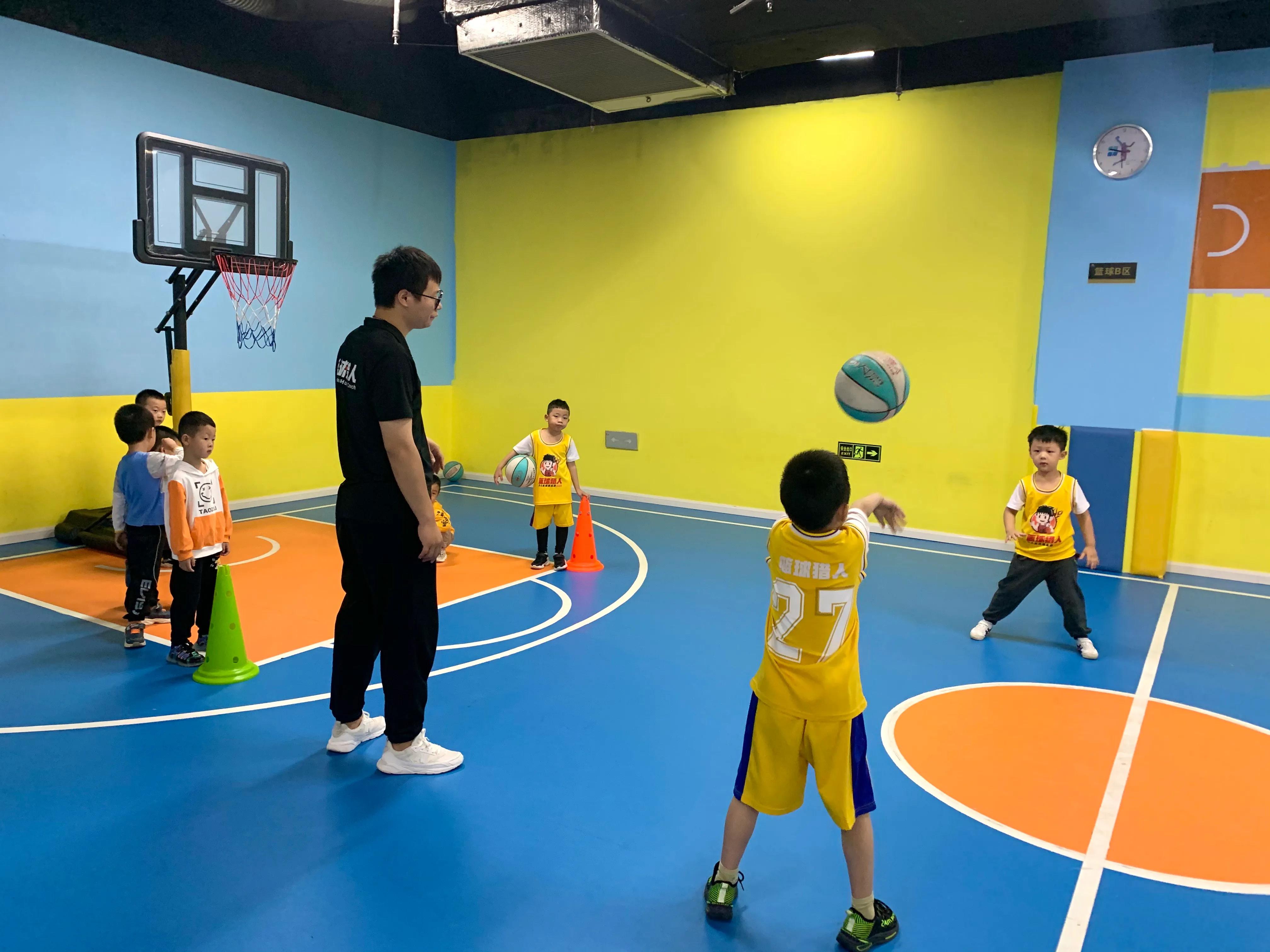 篮球场上的打球技巧,篮球场上的小动作和技巧