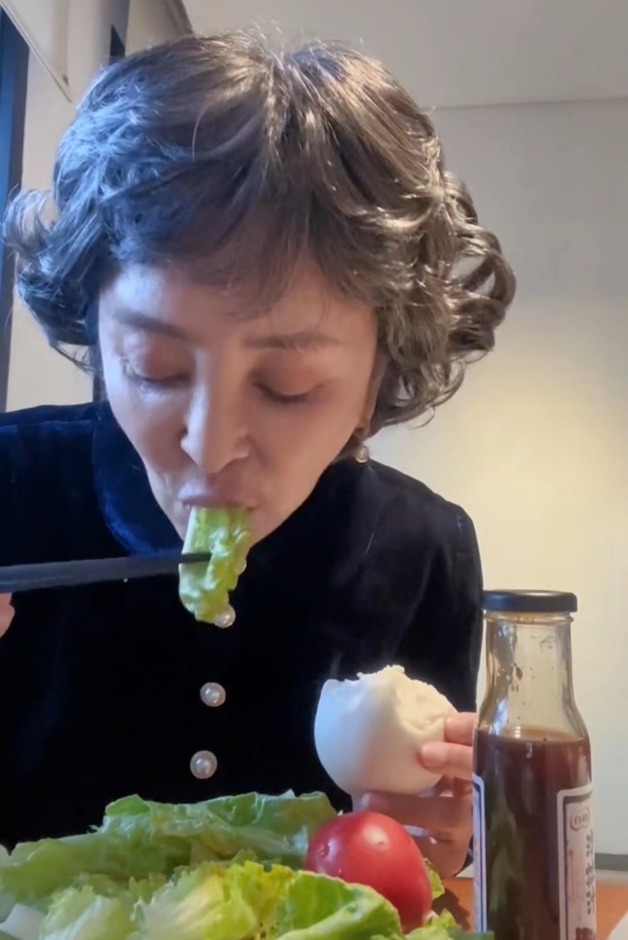 李勤勤晒出日常生活,59岁李勤勤