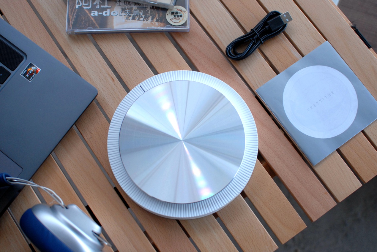 带着露营车出去露营,带着音响去露营