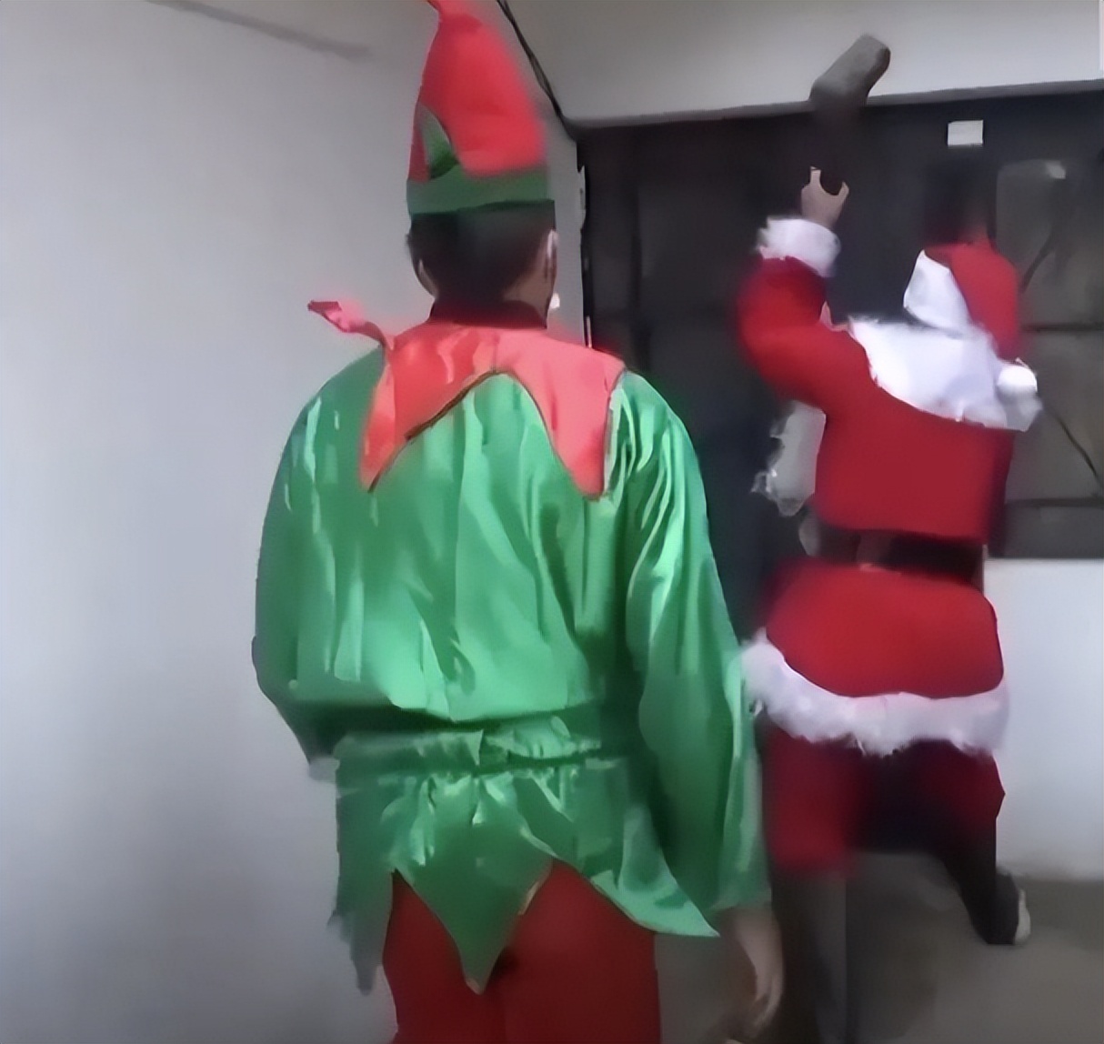 秘鲁缉毒警察cos,秘鲁警察假扮复联抓毒贩