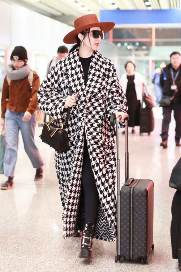 娱乐圈女星人手一件的“千鸟格大衣”，干练高质感，休闲又百搭