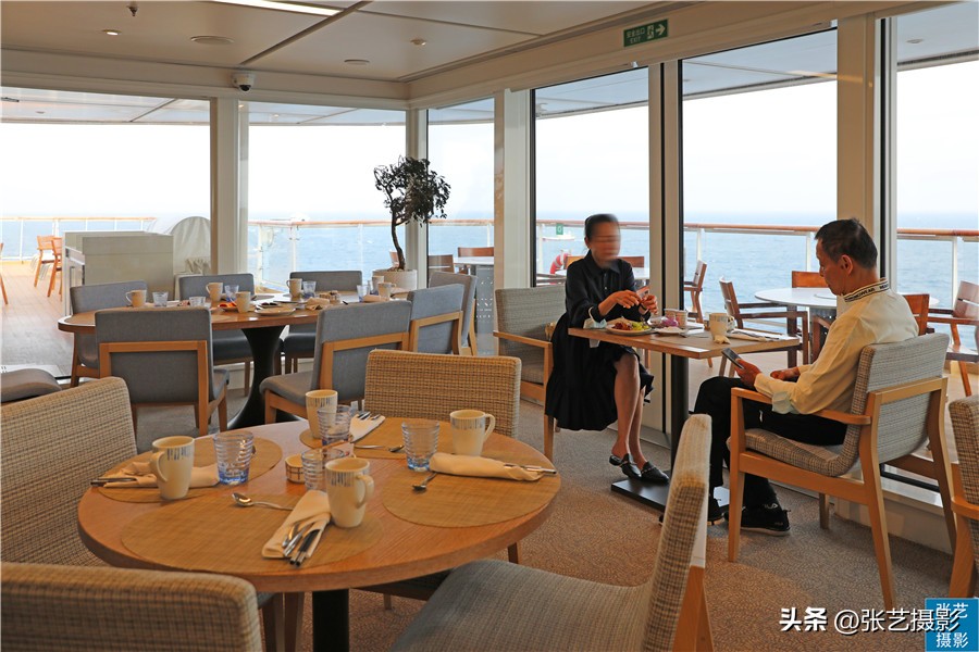 悬挂五星红旗豪华邮轮招商伊敦号，穿过百年历史尘烟再次启航