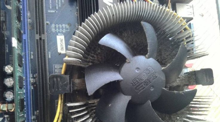 电脑发出很大的嗡嗡声且黑屏,电脑发出很大的嗡嗡声是什么原因