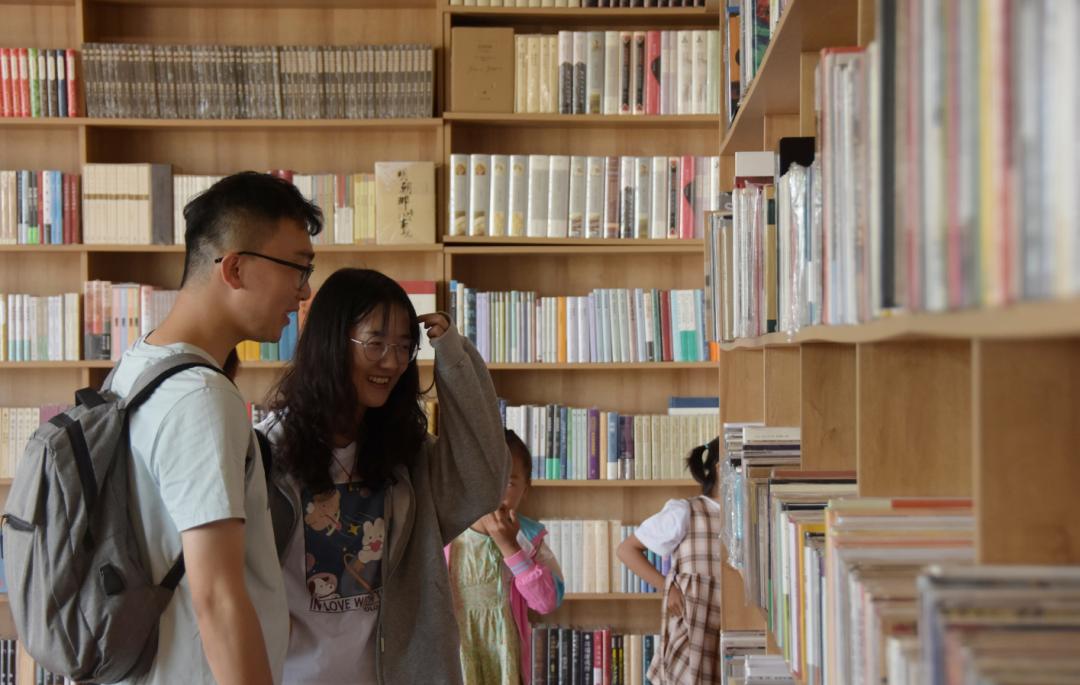 年轻人的读书欲望，正在拼多多上“疯狂开挂”