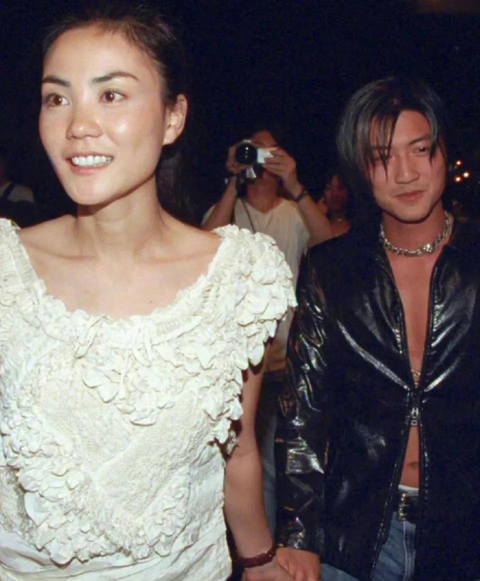 谢霆锋王菲现身机场动图图文,谢霆锋王菲现身机场视频