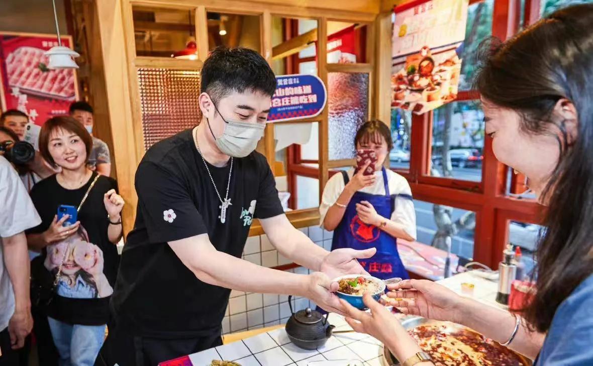 小杨哥陈赫合体直播,小杨哥与陈赫直播