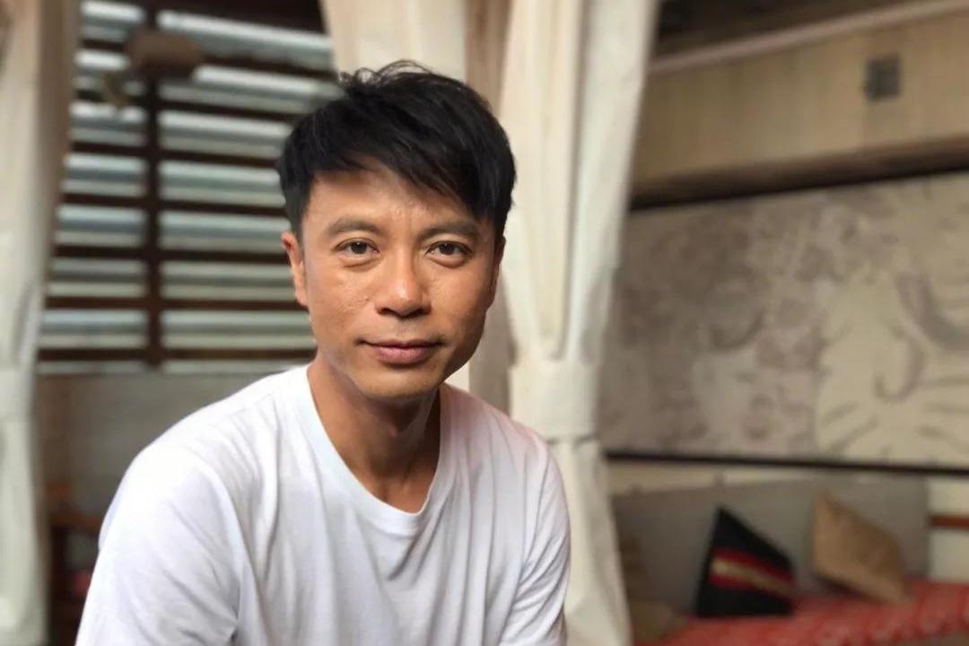 为还每月60万的房贷，54岁李克勤频上综艺，酒桌上被灌酒显疲态