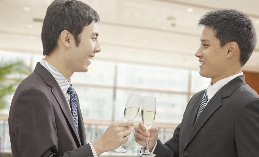 饭局上如何应对讽刺,饭局被人瞧不起