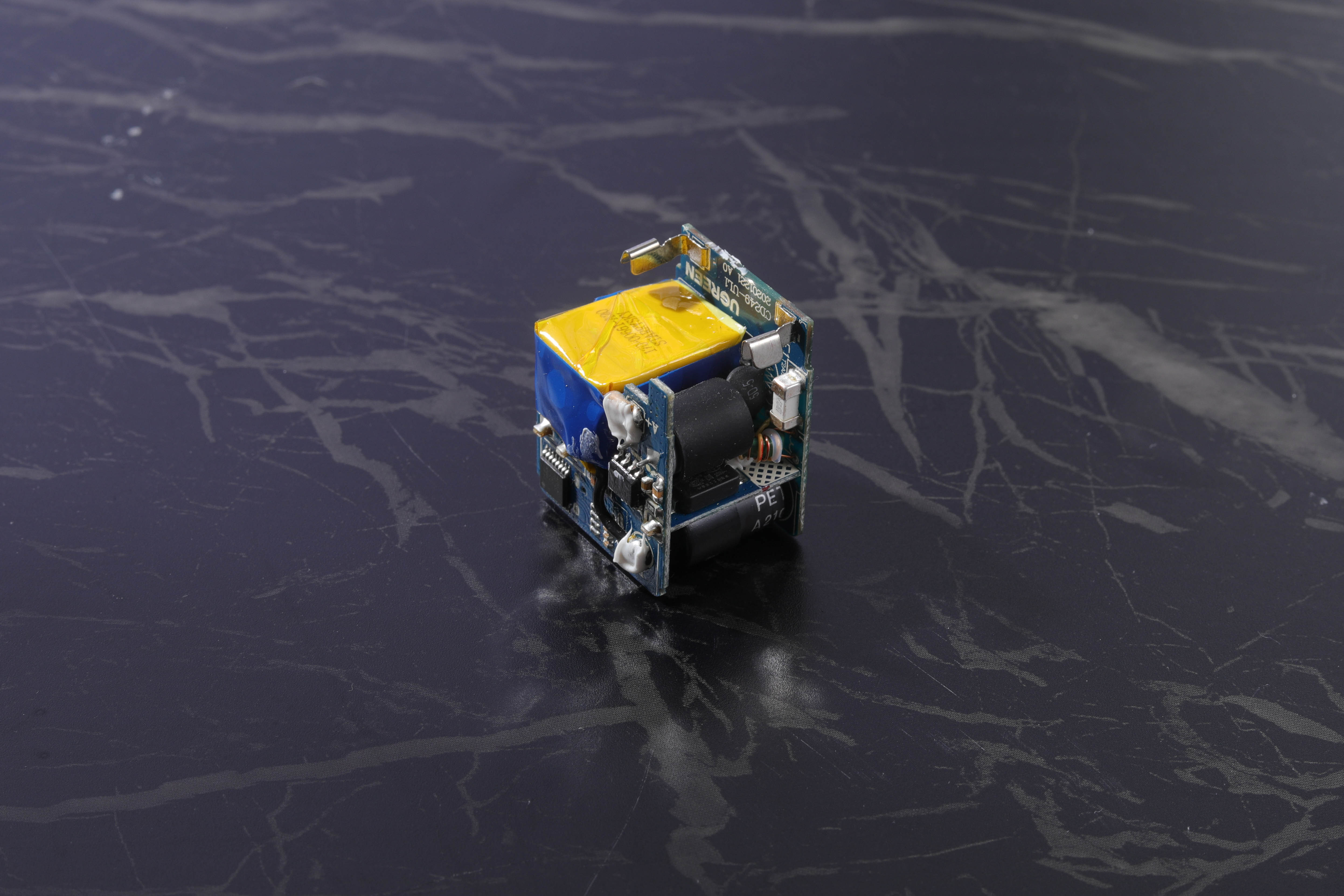 iphone20瓦快充头拆解教程,品牌苹果30w快充头拆解测评