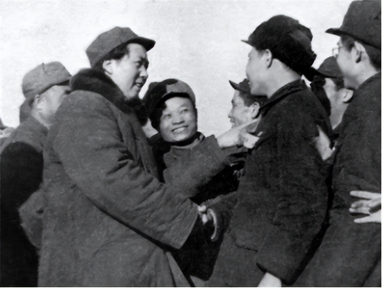 毛主席多次“戴口罩”外出，被认出后毫不避讳，与群众鱼水情深