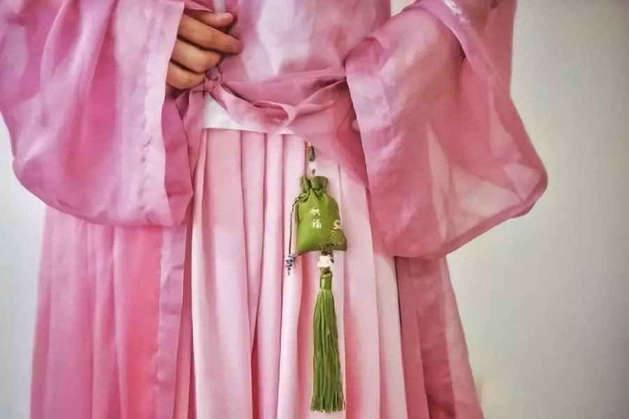 香水原料有粪便,香水是不是用动物粪便做成的