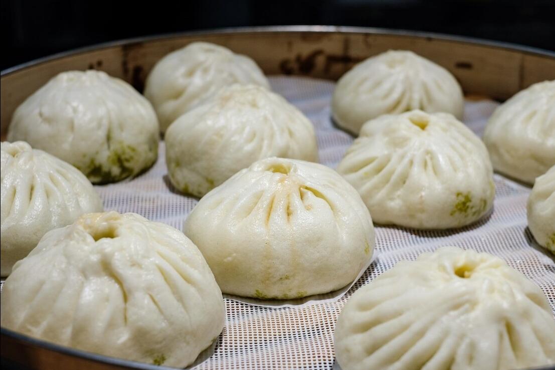 蒸青菜包子，为何总是发黄？教你2招，青菜翠绿不变色，香喷喷的