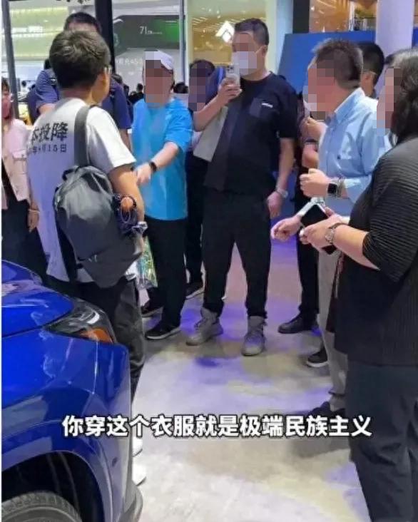 越闹越大！“蓝衣大佐”身份被曝，“*裤底**”被网友扒光，不是王某