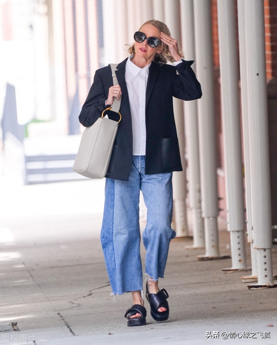 娜奥米沃茨穿牛仔裤,娜奥米沃茨穿普拉达