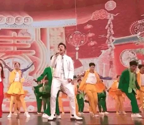 张一一评于蕾兔年春晚10大不足称赵丽颖歌曲败笔