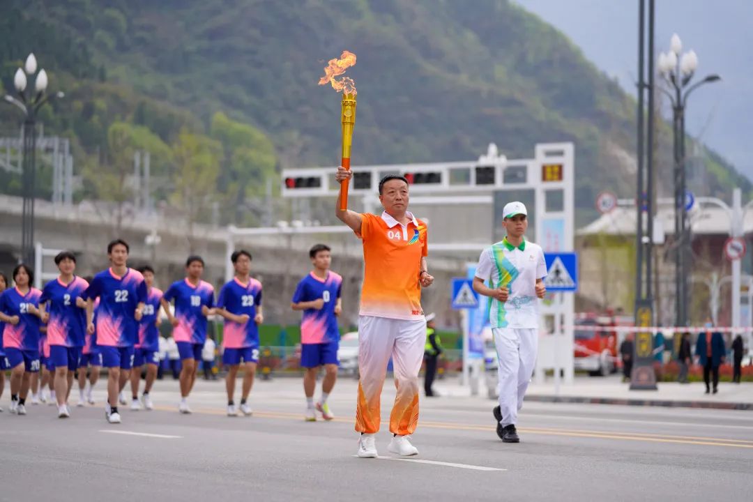 【公安心向*党**护航新征程】“燃动全城”的藏蓝力量