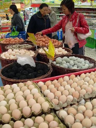 我被单位辞退后，在路边免费给路人送鸡蛋，一个月能挣40000块钱