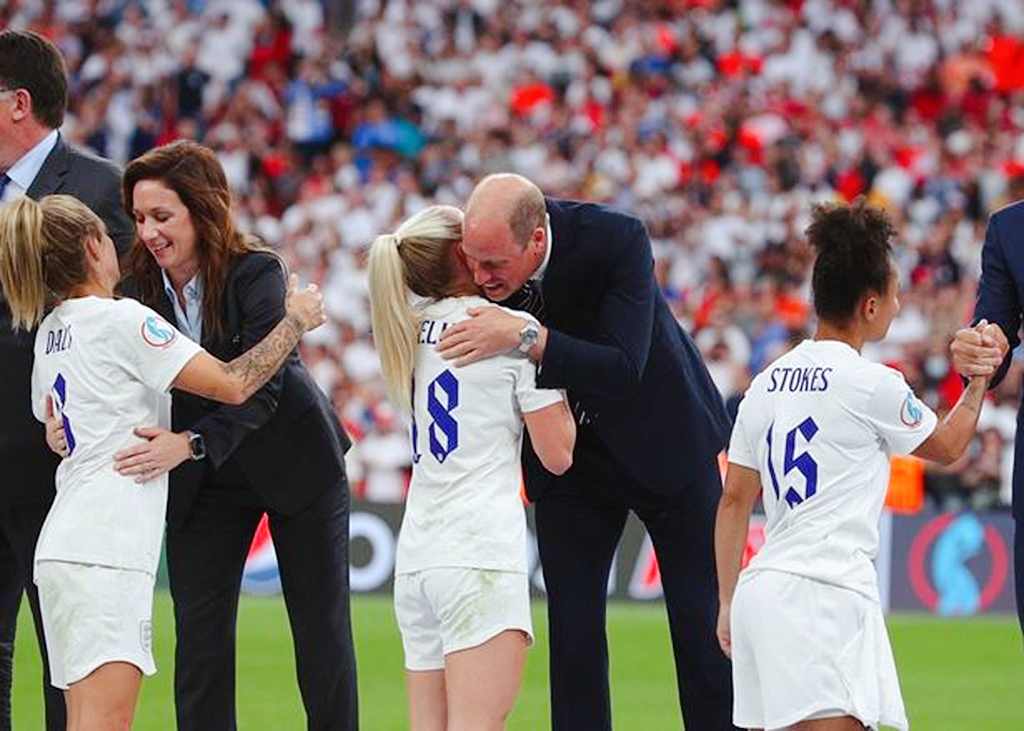 前王室管家：威廉王子拥抱球员的举动可能违反礼仪，但系有意为之