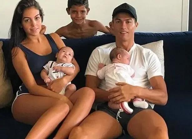 C罗和乔治娜：足坛一哥和打工妹的爱情