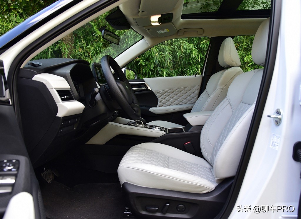 全新三菱欧蓝德vs全新crv,三菱欧蓝德2020款与本田suv如何选