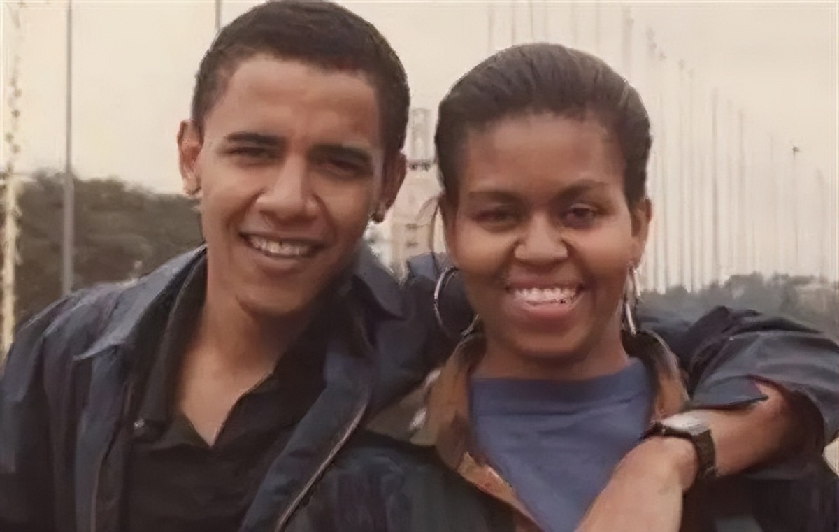 奥巴马第一次回非洲老家：帮祖母扛大米，和兄弟坐在田里喝酒