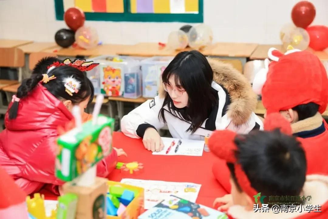 南京市长江路小学一年级开展“畅畅笑笑”乐评园活动