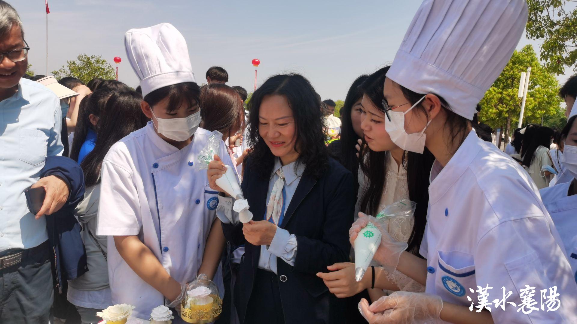 接轨市场！果浆画、版画印刷、直播带货......这所学校的新兴课程好就业