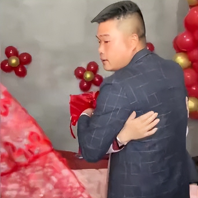 新郎接亲发800红包,江苏小伙结婚给丈母娘接亲