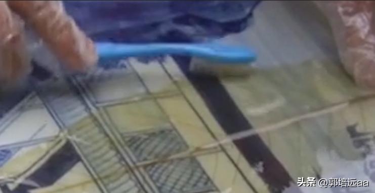 一小伙卖树叶一天挣12000,贵州女子巧用树叶赚大钱