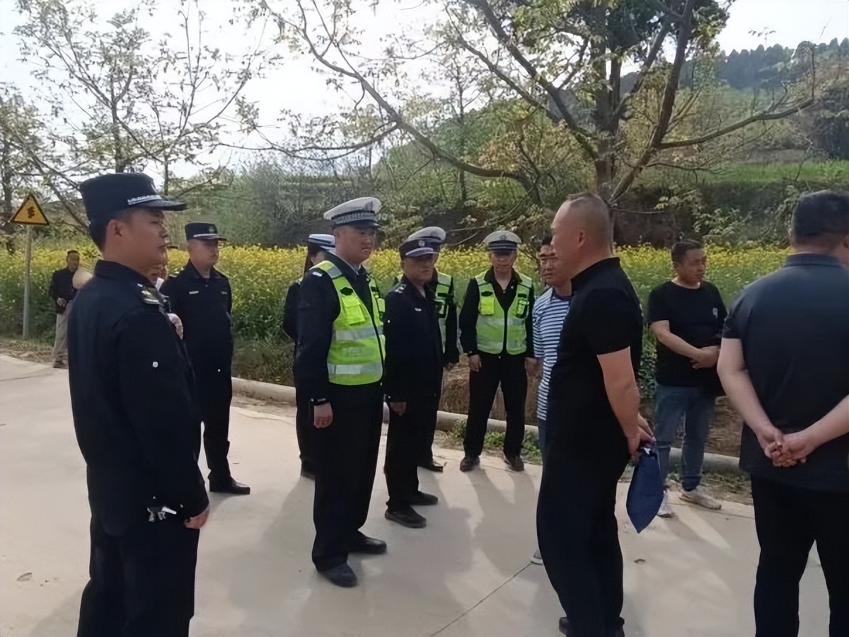 户政窗口周末开辟“学生*证办**”专场【三分钟速览成县公安动态】