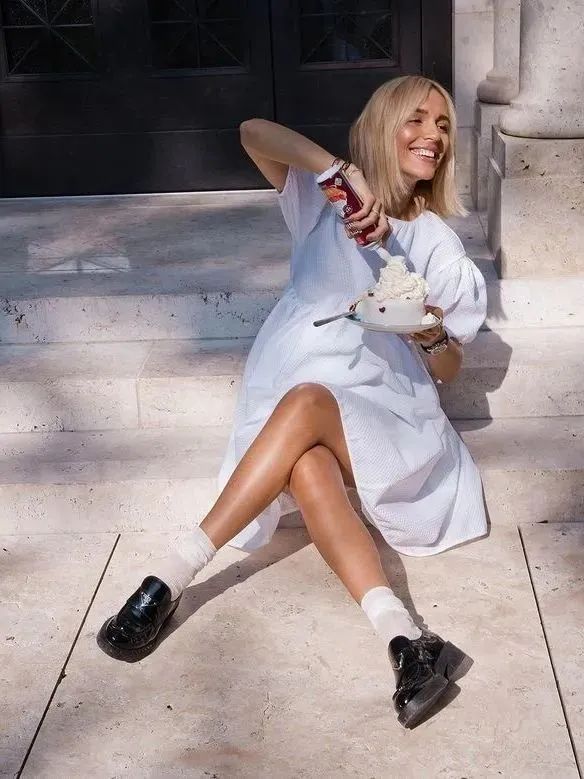 贾玲穿的鞋子品牌,贾玲今年春节穿的鞋