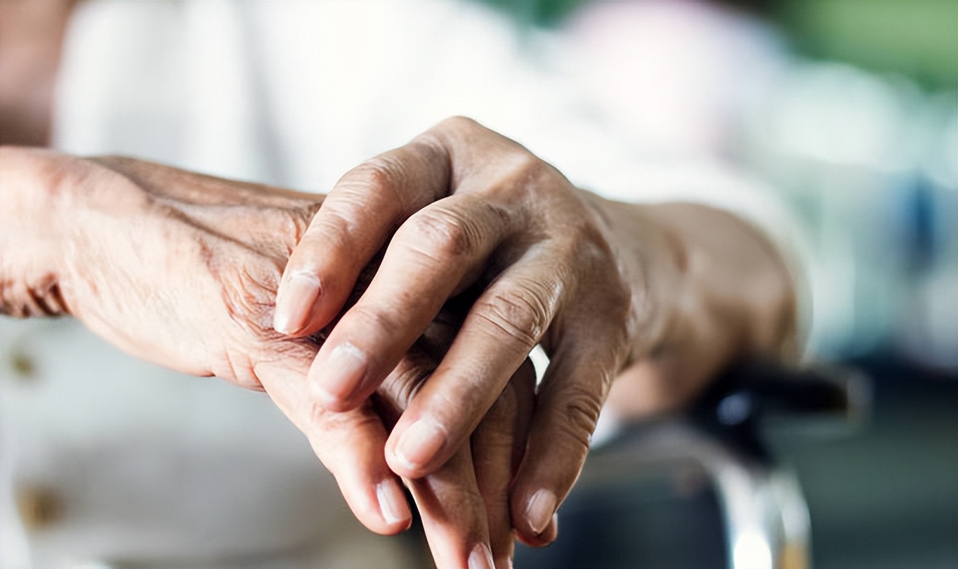 老兵被养老院护工打爆眼球,73岁老人被养老院护工打爆眼球